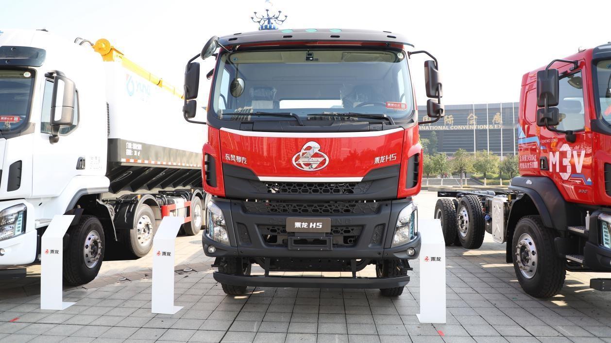 乘龙H5 4×2极限自卸车，搭载350马力的发动机，动力强劲，爬坡能力出众。在矿