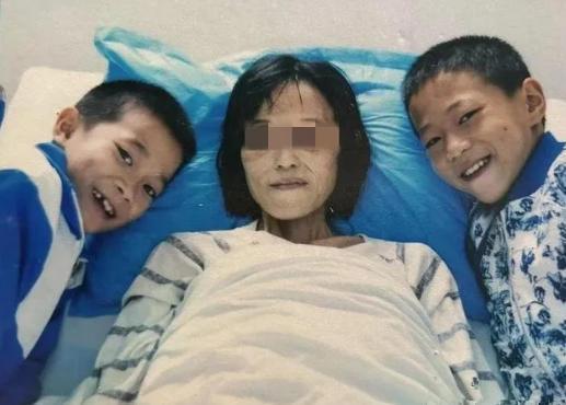 2016年，湖南一单亲妈妈身患癌症，临终前打算将11岁和8岁的儿子托付给亲戚，谁