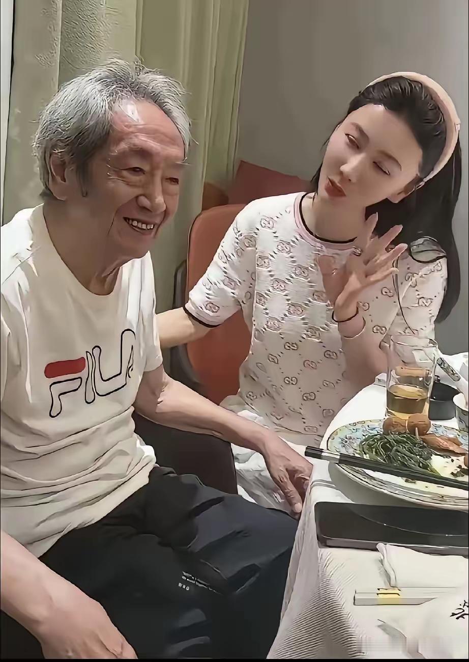 王奎荣老爷子，完全看不出已经80岁了，依然精神矍铄，神采奕奕！

她的妻子虽然比