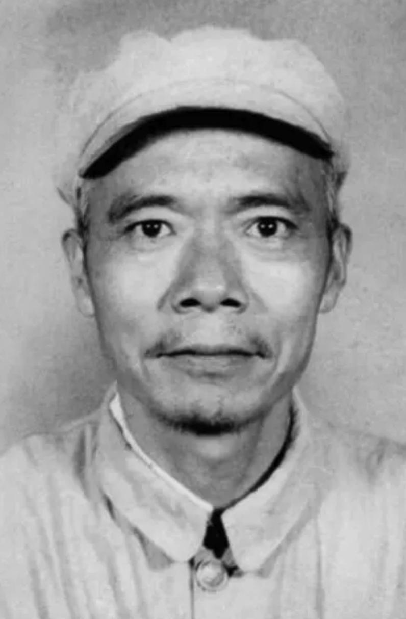 1937年，涂作潮正打牌。邻居忽沉默，凑耳轻问：“老兄，老实说，你是不是共产党？