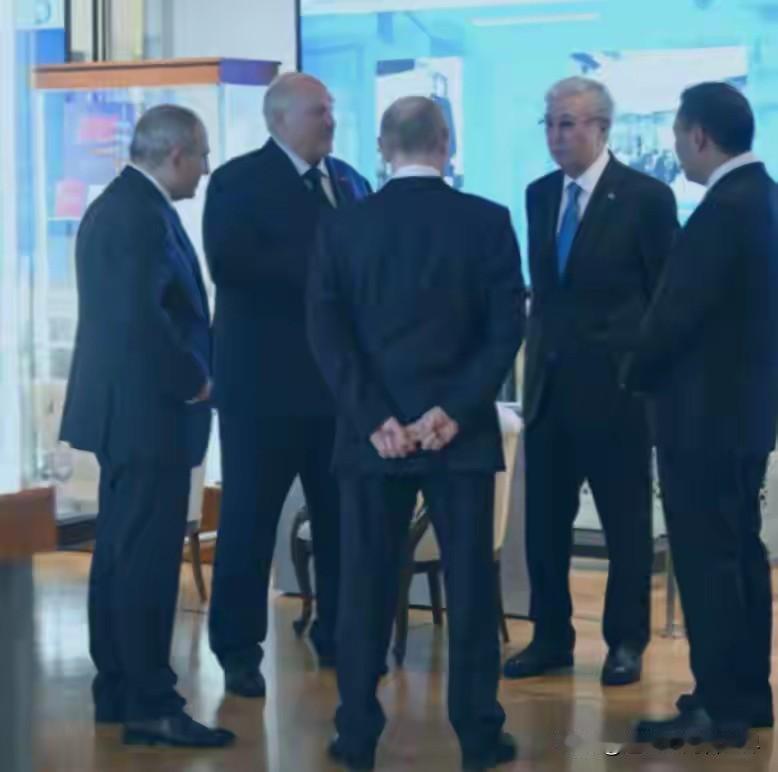 这照片抢拍得很“出神”，富有深意，耐人寻味。中间背对着大家的普京的气势，淋漓尽致