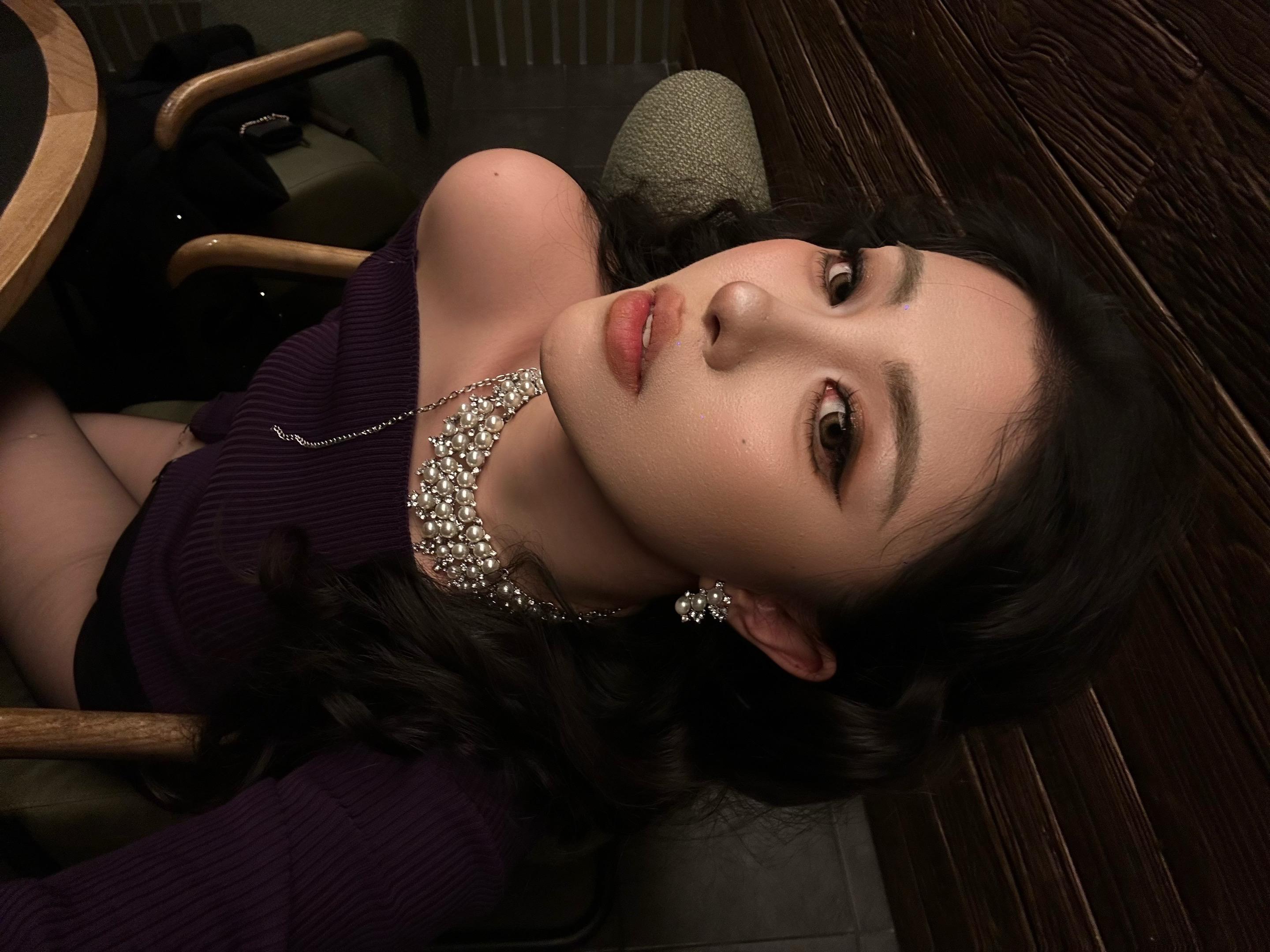 霜停在我的眼眸快结成了痂。