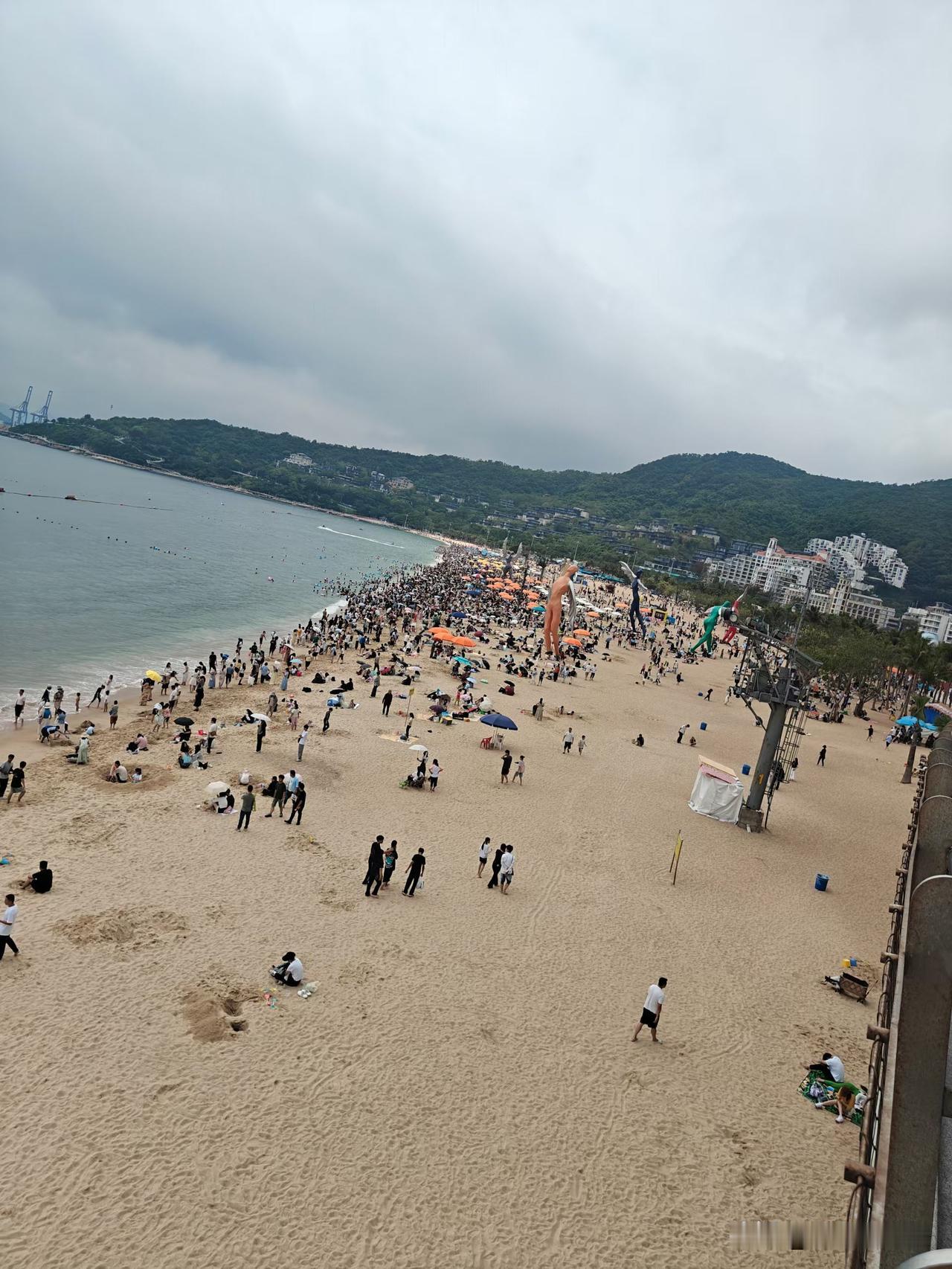 入秋之后深圳的太阳终于没那么烤人，挑了个周末扎进大梅沙，才发现这地方比夏天还舒服