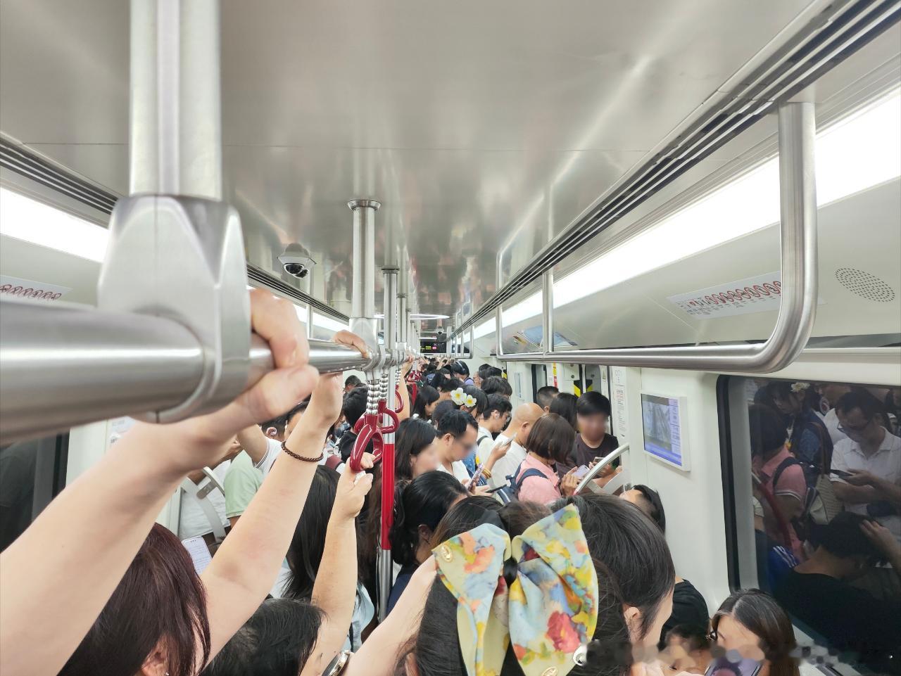 广州地铁网友：2026年7月9日（周四，广州阴转多云，有阵雨，26-32℃）广州