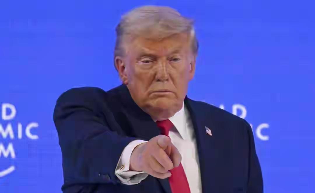 美国商务部长在达沃斯被全场嘘爆，欧洲央行行长当场离席。

这已不是外交摩擦，而是