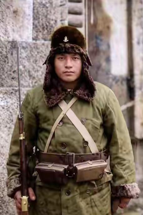 1938年12月，一名叫益田勇夫的日本士兵在上海留影，他隶属于苏州河派遣队，时年