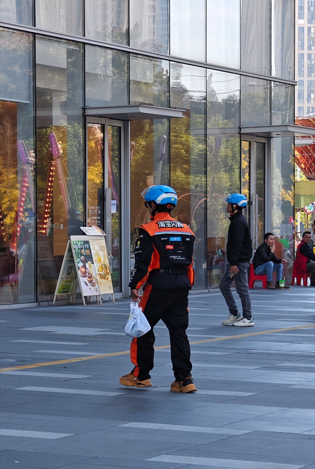 看到迈凯伦战服了