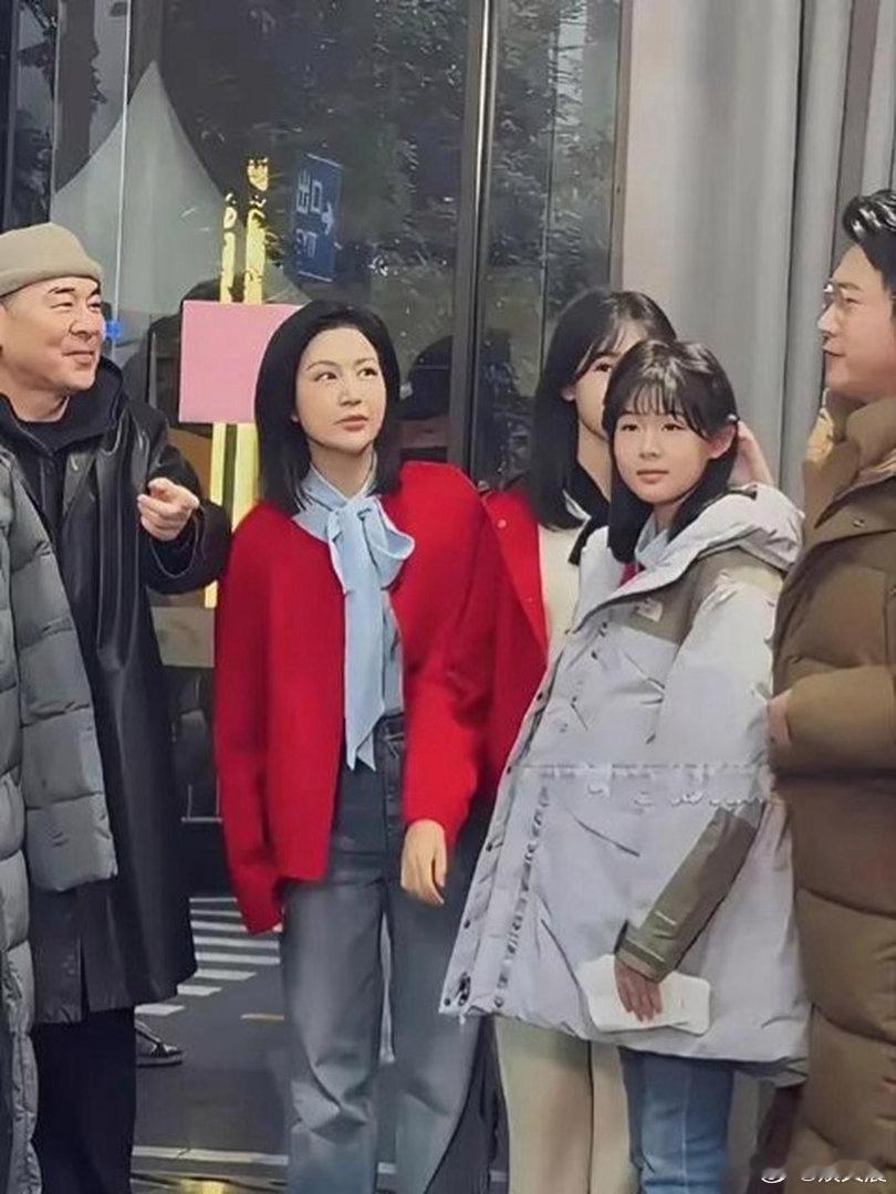 陈建斌见到陆毅的两个女儿，满眼羡慕都写在脸上，蒋勤勤也是一脸喜爱，眼神都亮了！ 