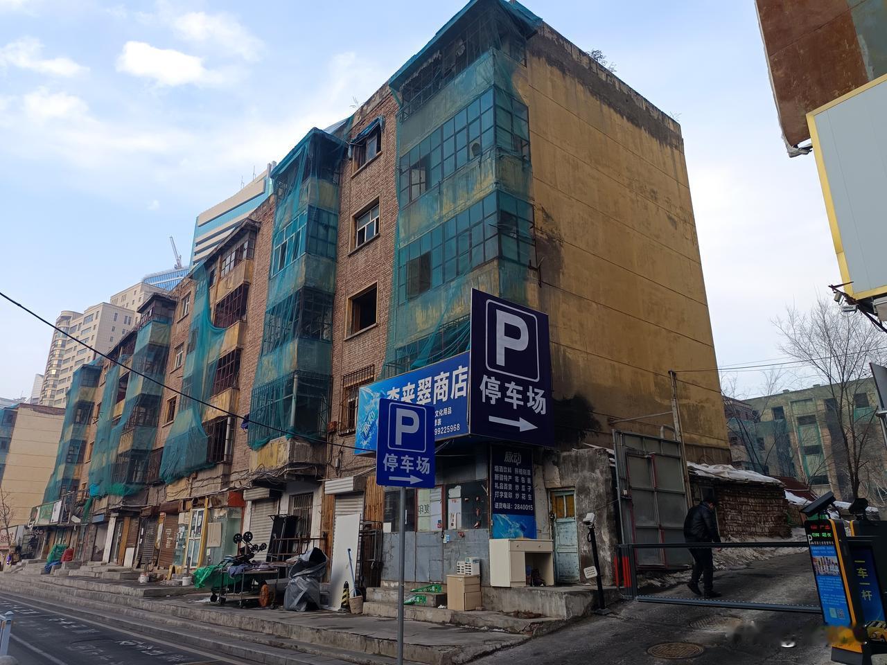 这个位置可惜了，前些年签约的中环世贸广场应该是流产了。如今老丹璐的楼不动，后面住