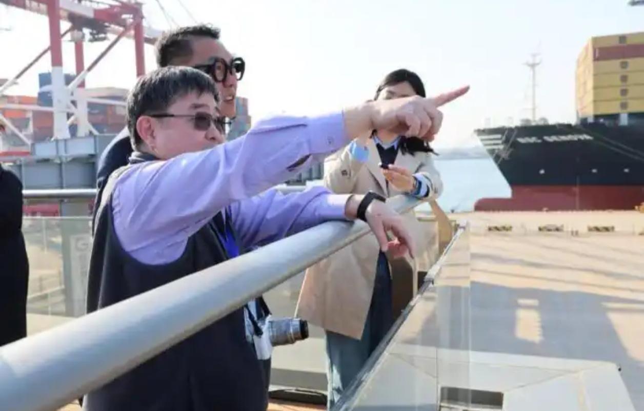 “这像科幻片！”台湾同胞登上青岛军舰，三个关键词让人泪目

军舰钢铁巨阵、港口科