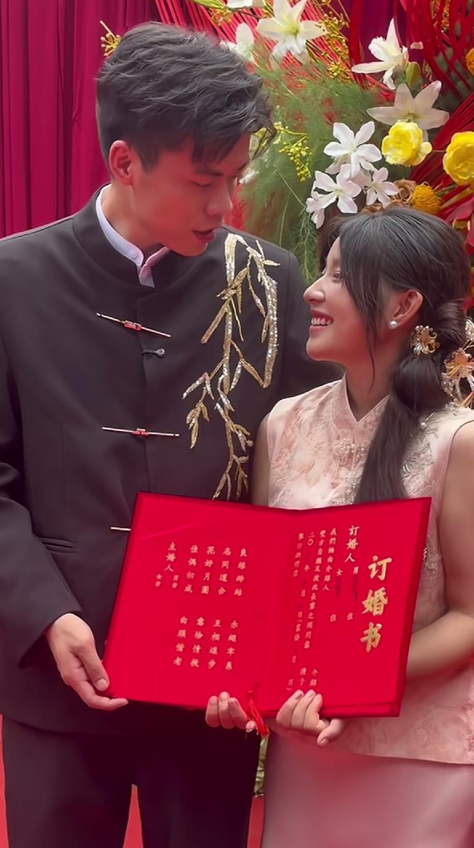网红阿梓的老公鸟哥，看侧颜很帅气，个子又高大，正脸就长得一般般，最大的优势就是个