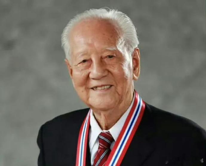 黄旭华院士在92岁高龄正式离休的次日便拄拐返回工作岗位，这一细节生动展现了他毕生