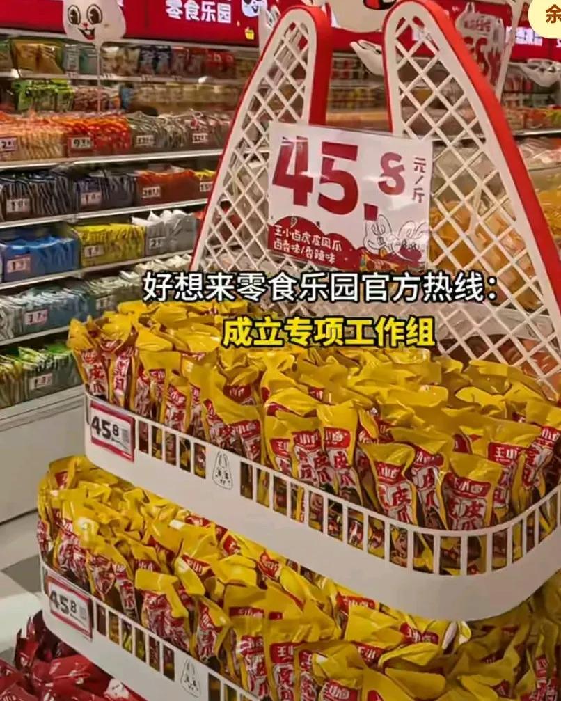 三岁幼童在超市误拿两块泡泡糖，母亲发现后折返超市返还并赔偿60元，
没想到超市人