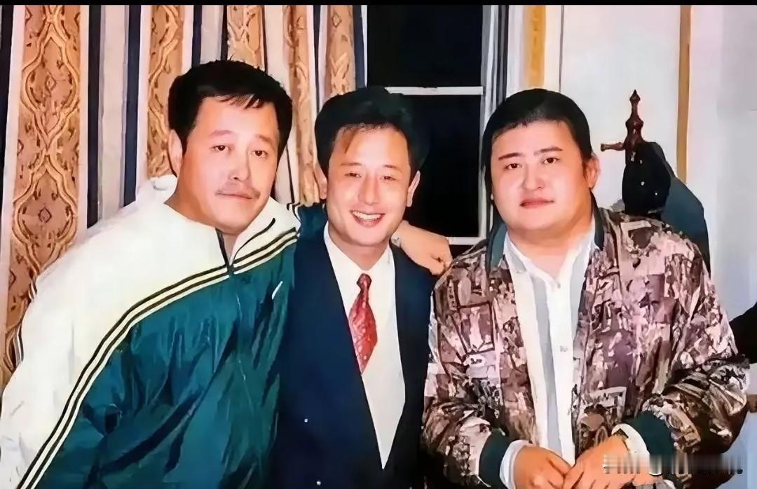 你发现了吗？在这3人合影里，那时的刘欢即使身体发福，反倒气质、状态是最好的，就不