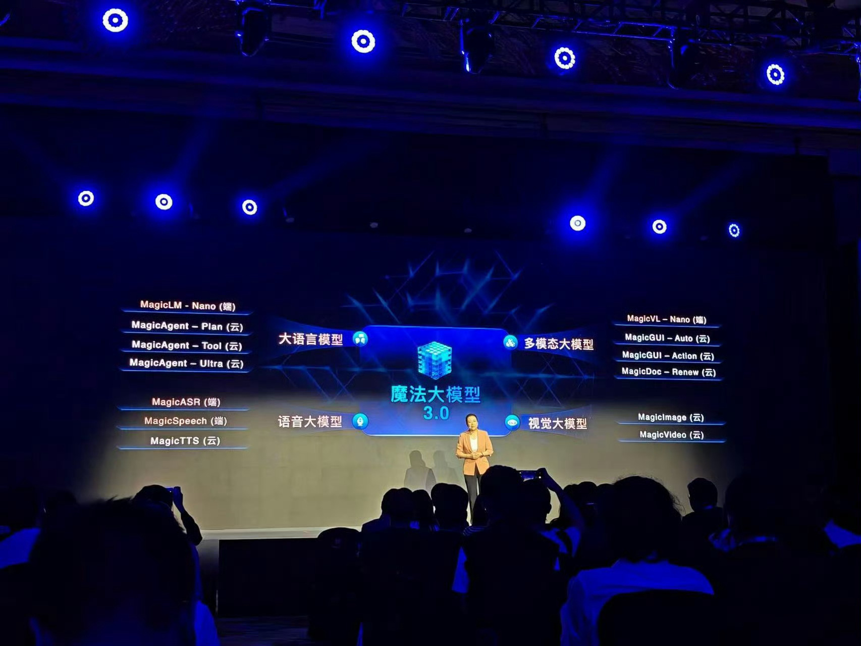 不声不响干大事，荣耀这传承基因一点也没变，下个月荣耀将推出全新的下一代操作系统A