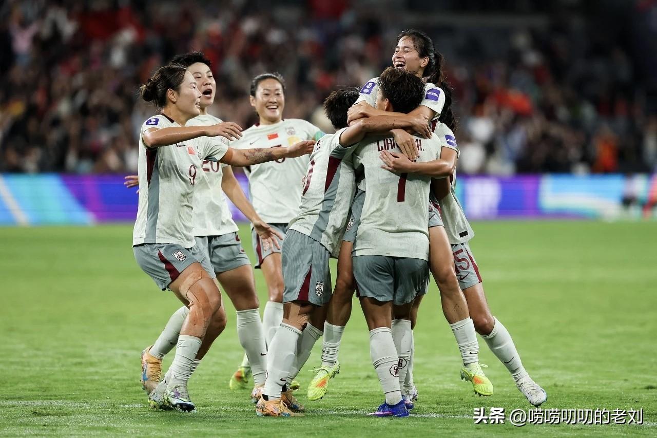 今天下午，中国女足以2:1逆转击败朝鲜队！

上半场0:1落后，姑娘们没慌。
下