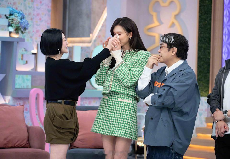 林志玲小S同框泪崩林志玲哽咽，当场安慰小S：我们都在。首度现身《小姐不熙娣》的林