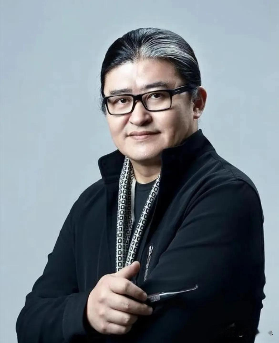 湖南卫视《歌手》节目组写下一句很打动人的悼词：“天上月圆，世间弦断。”没有过多煽