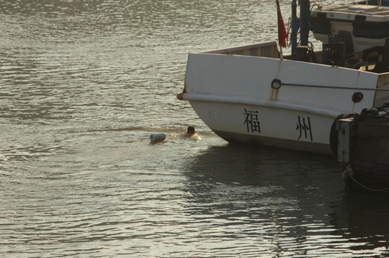 4月15日，广东阳江一男子上厕所时被浪掀下海里，漂流超一小时幸运获救。当时“保罗