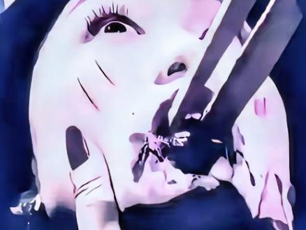 1932年！29岁姑娘被敌人逮捕后，遭受了非人的折磨，被摁在炭火上烤，还把炭火塞