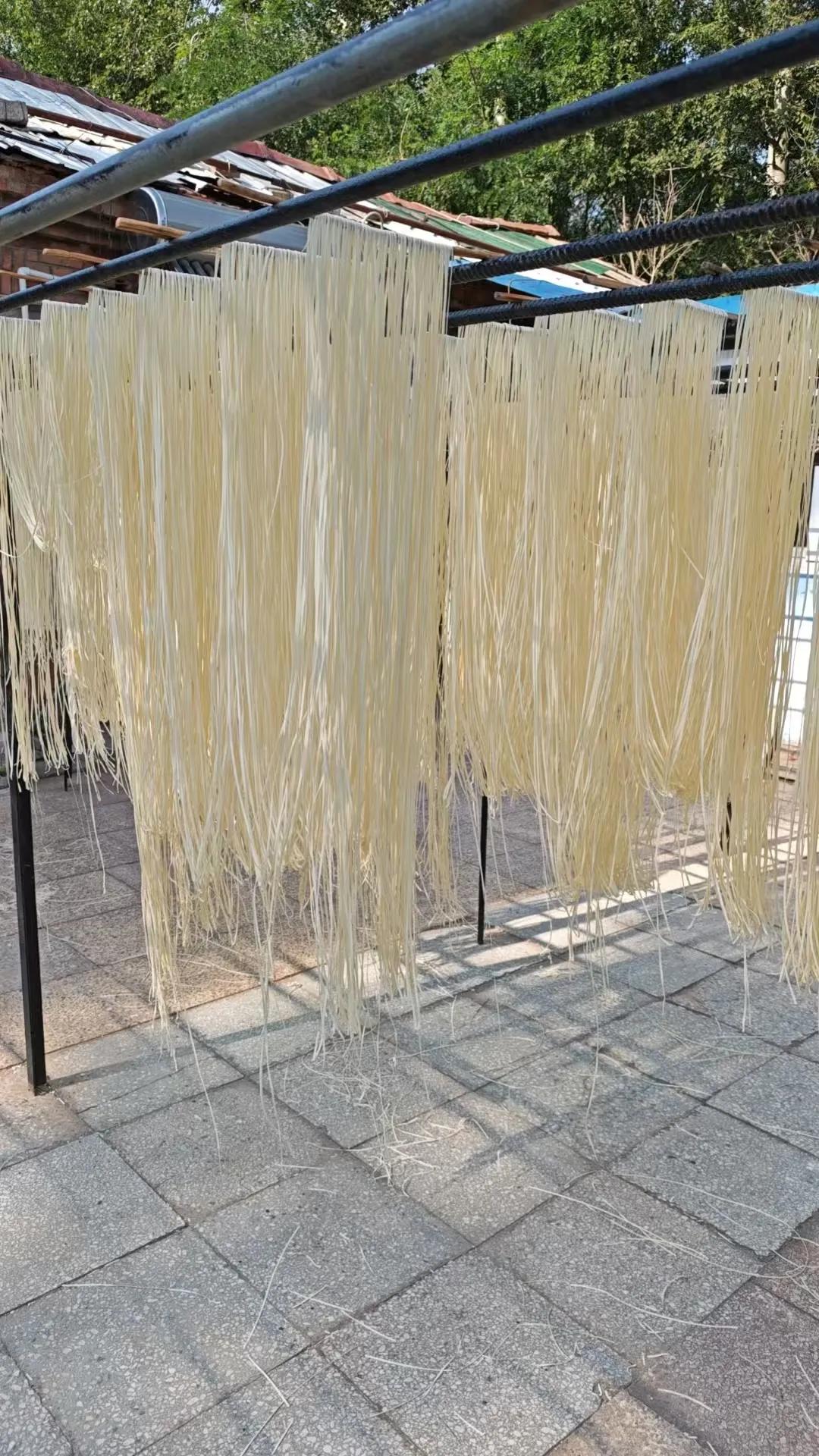 自己看着压面条，吃着放心。
成品出炉，正在晾晒中。
材料：精面粉，鲜鸡蛋，食盐，