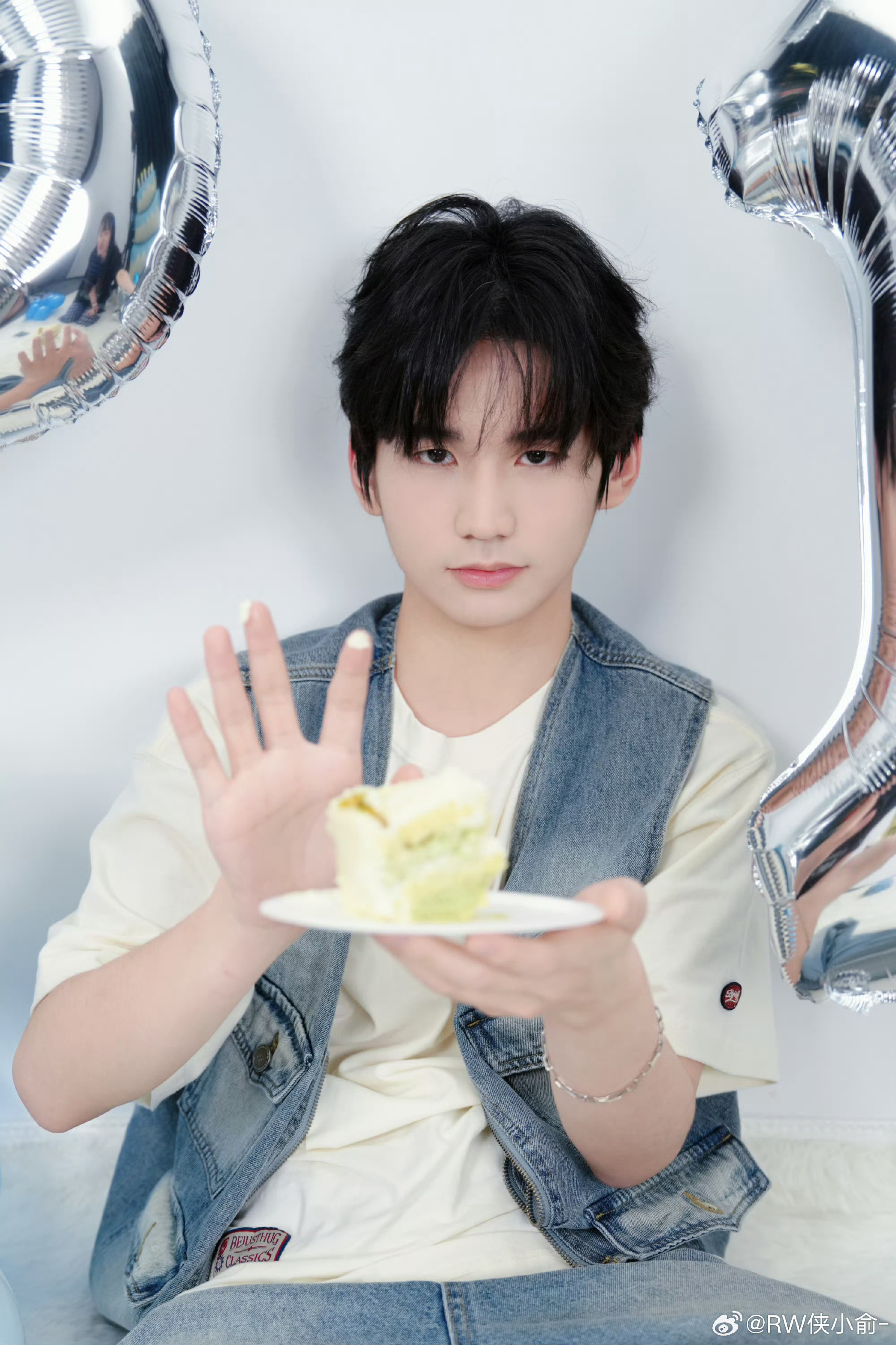 小俞的生日萌图有了 ：🎂游着游着，就21岁了！ 