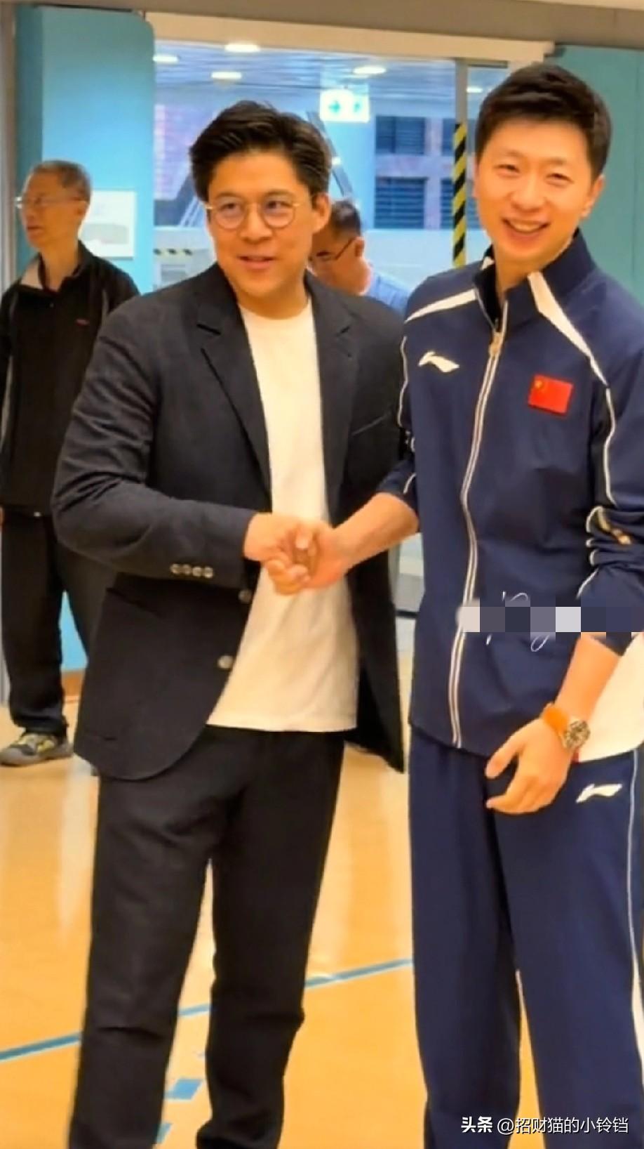 3月20日，马龙走进香港理工大学和师生们进行了交流。
郭晶晶和霍启刚分别与马龙打