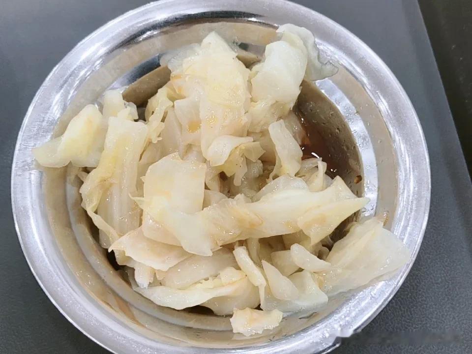 夏日生活打卡季学生一食堂的清炒包菜，好吃而且价格实惠，感谢！