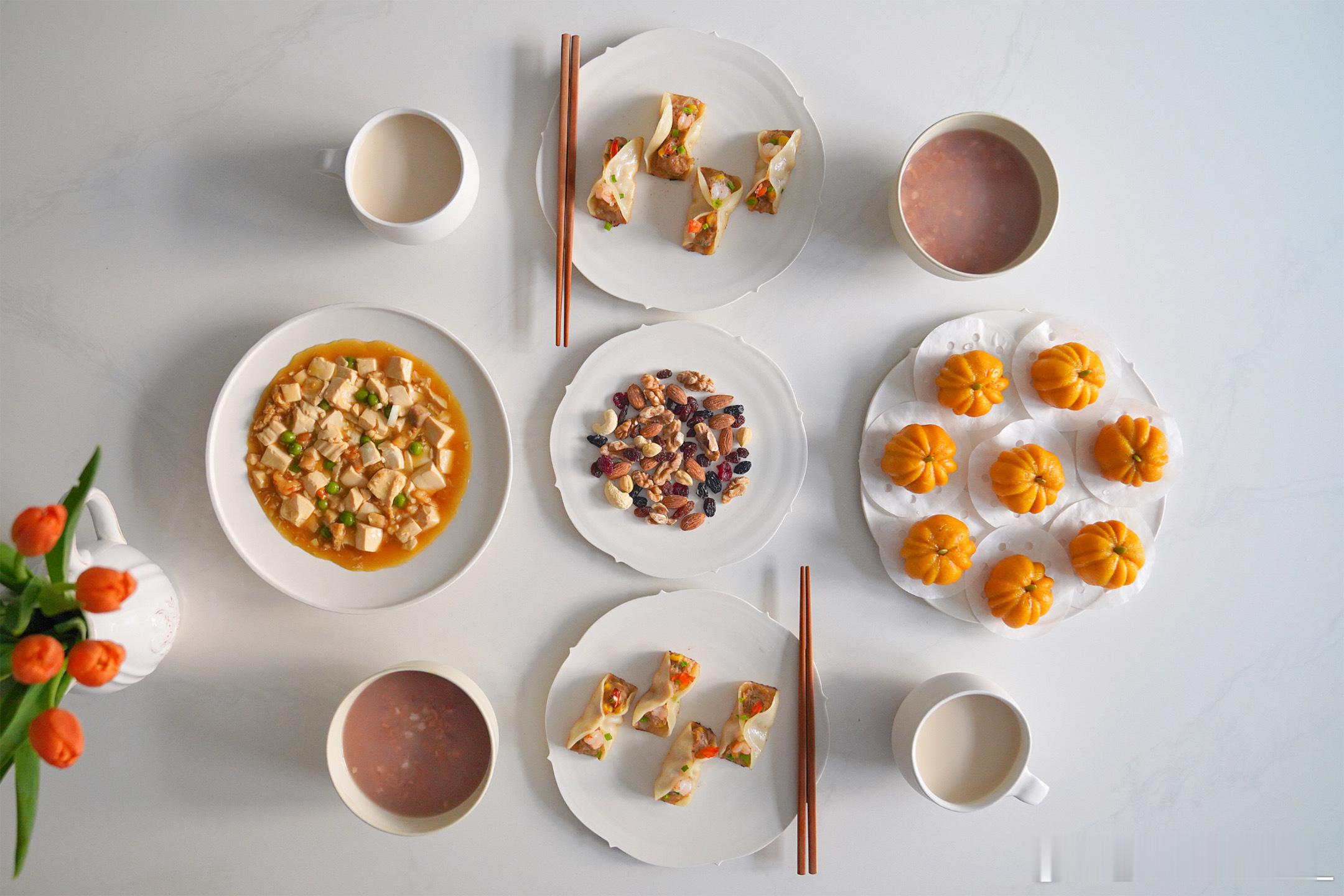 周三早饭🌷煎虾仁锅贴、海鲜豆腐、杂粮粥、南瓜发糕、坚果、燕麦豆浆~  