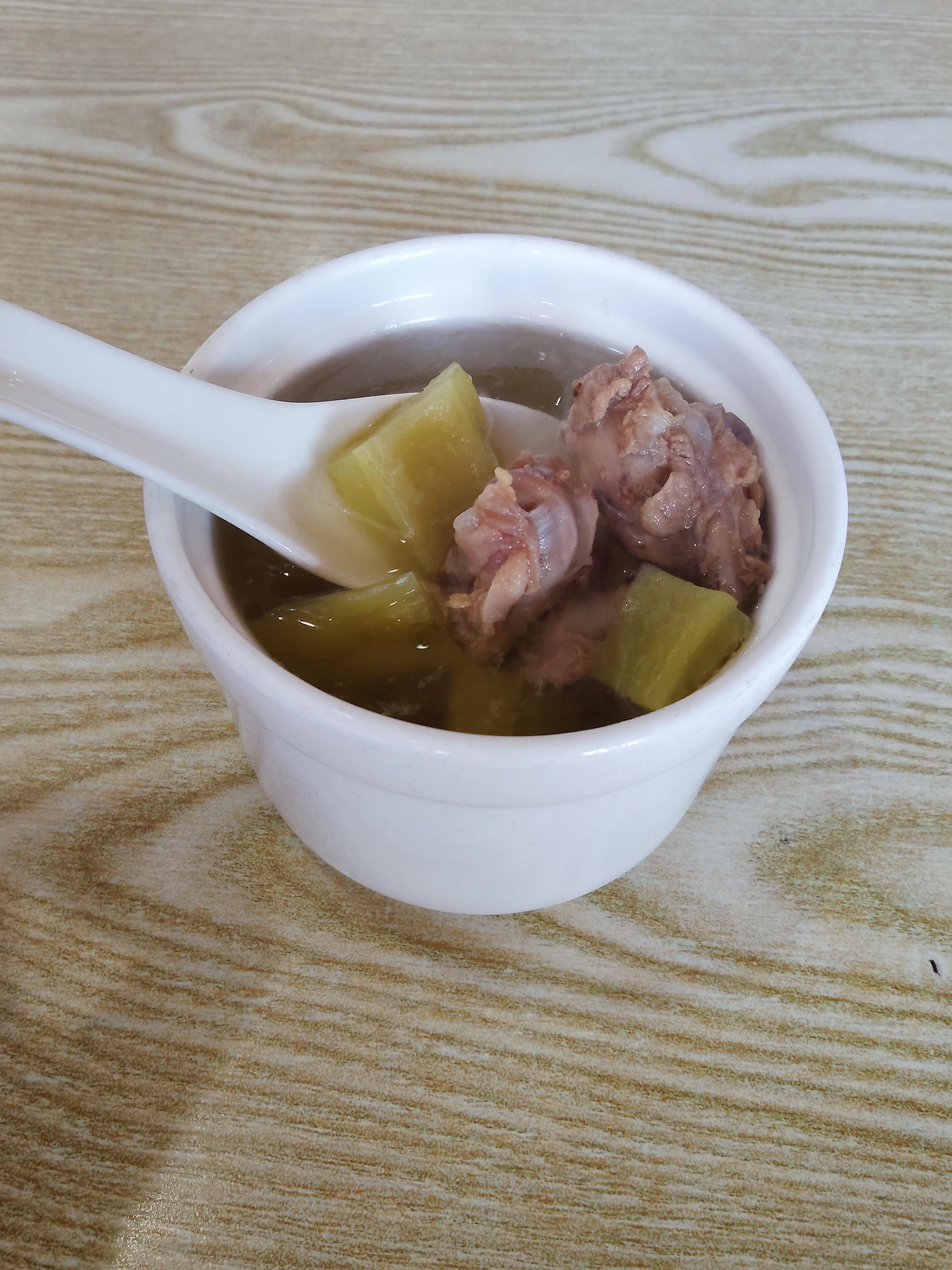 说起来好笑，滨港路的江记庵埠鹅肉饭，在我的エ众浩的合集里说这是我最喜欢的店之一，