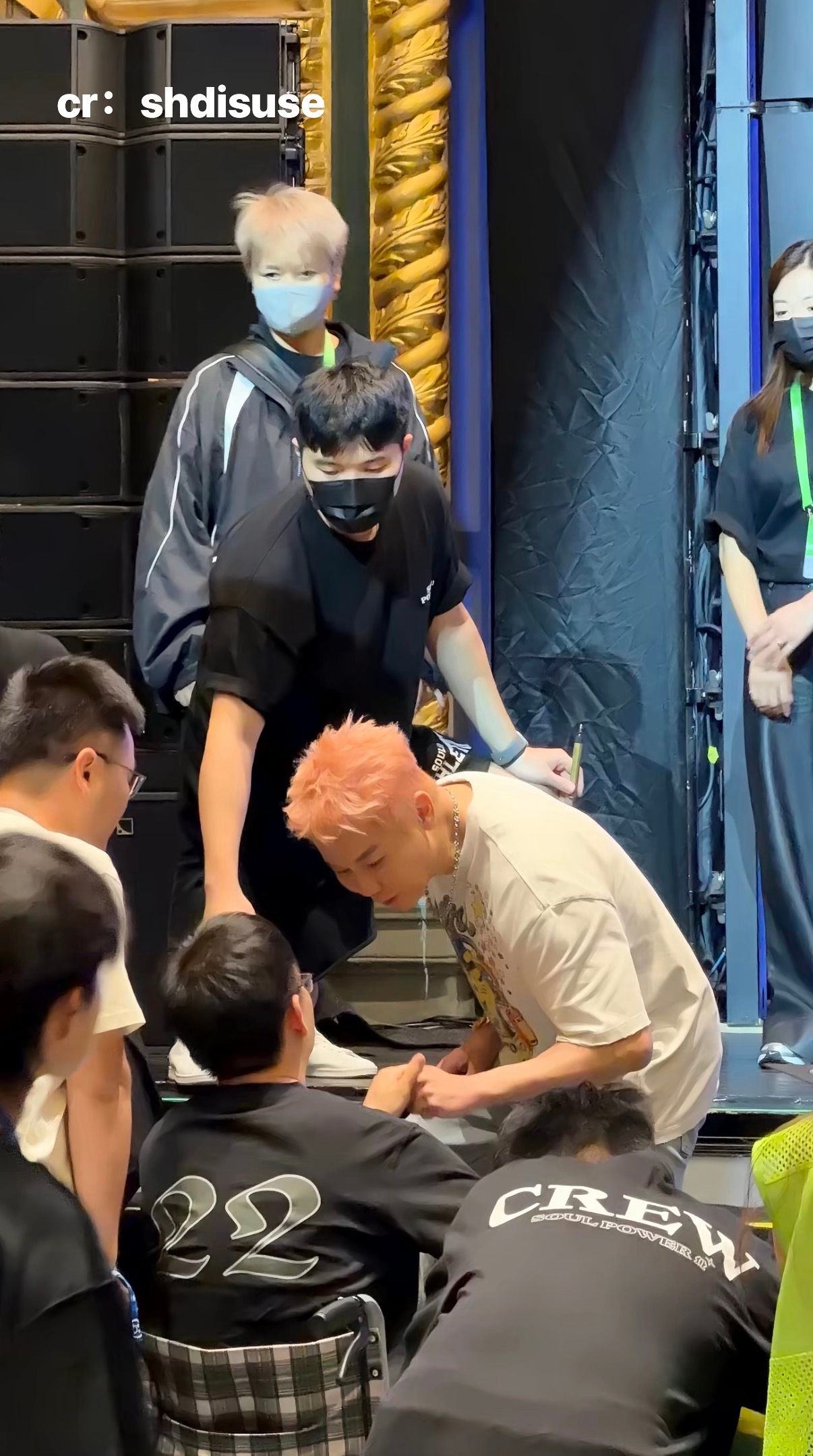 陶喆下台给坐轮椅歌迷签名 被双向奔赴的情感击中了上海场新专辑签唱会上看见坐轮椅的