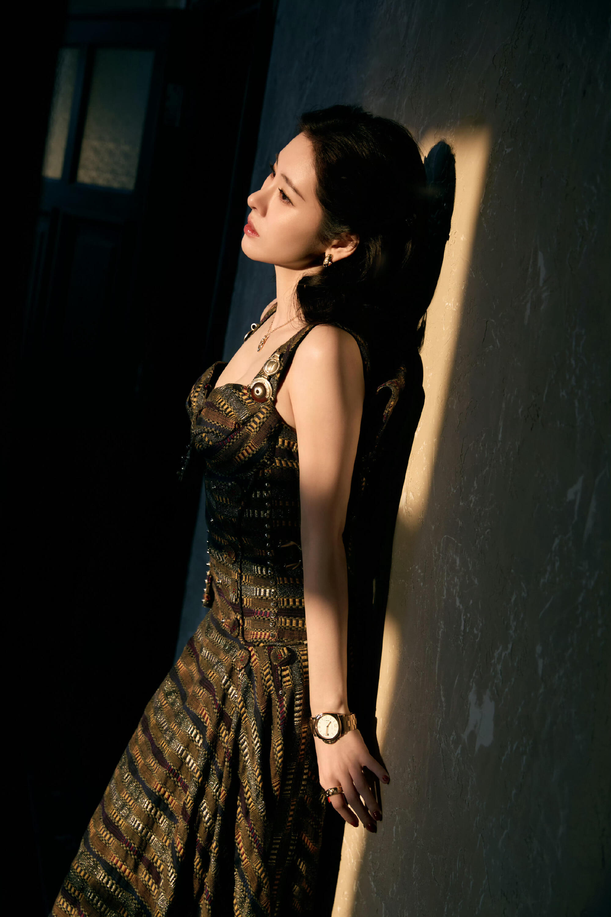 连光都偏爱张碧晨 张碧晨这套棕色长裙太有韵味了，优雅不张扬，机械装饰加乘贵气，果