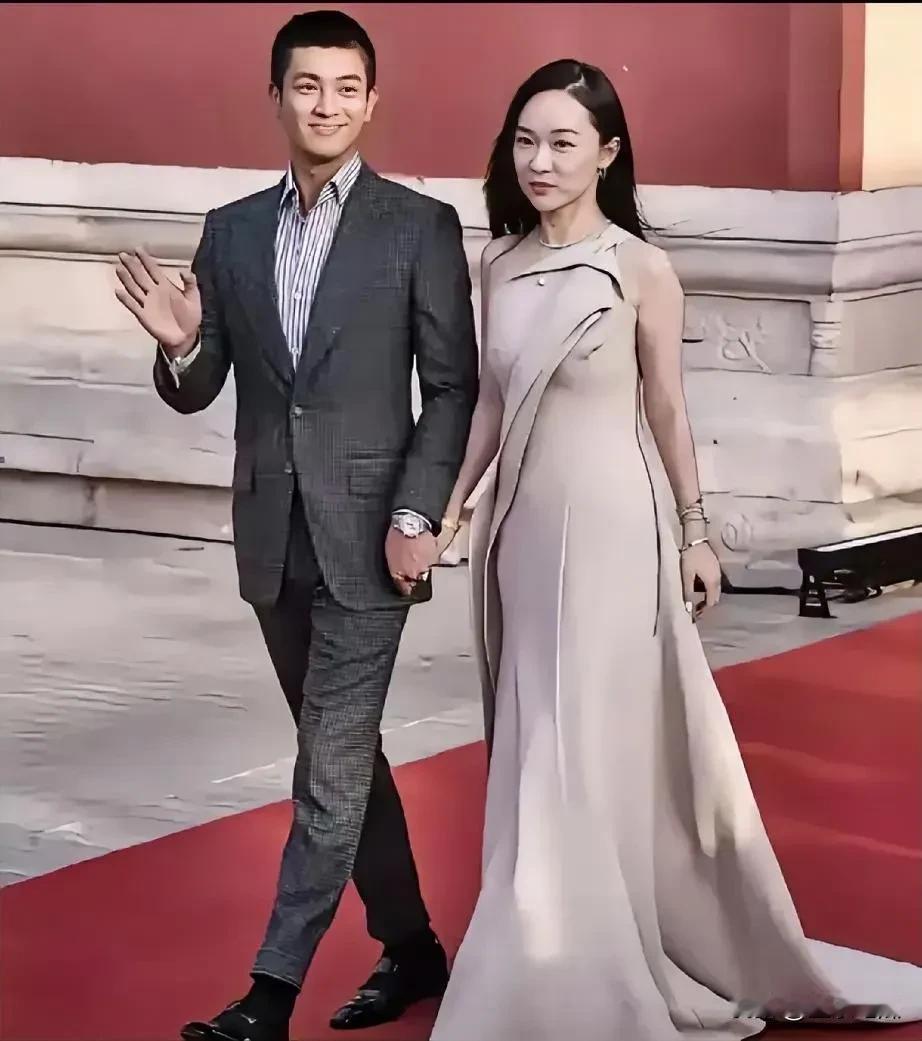 霍思燕两夫妻虽女大男小，但两人无比恩爱，育有二个孩子，结婚十几年一直甜蜜恩爱，互