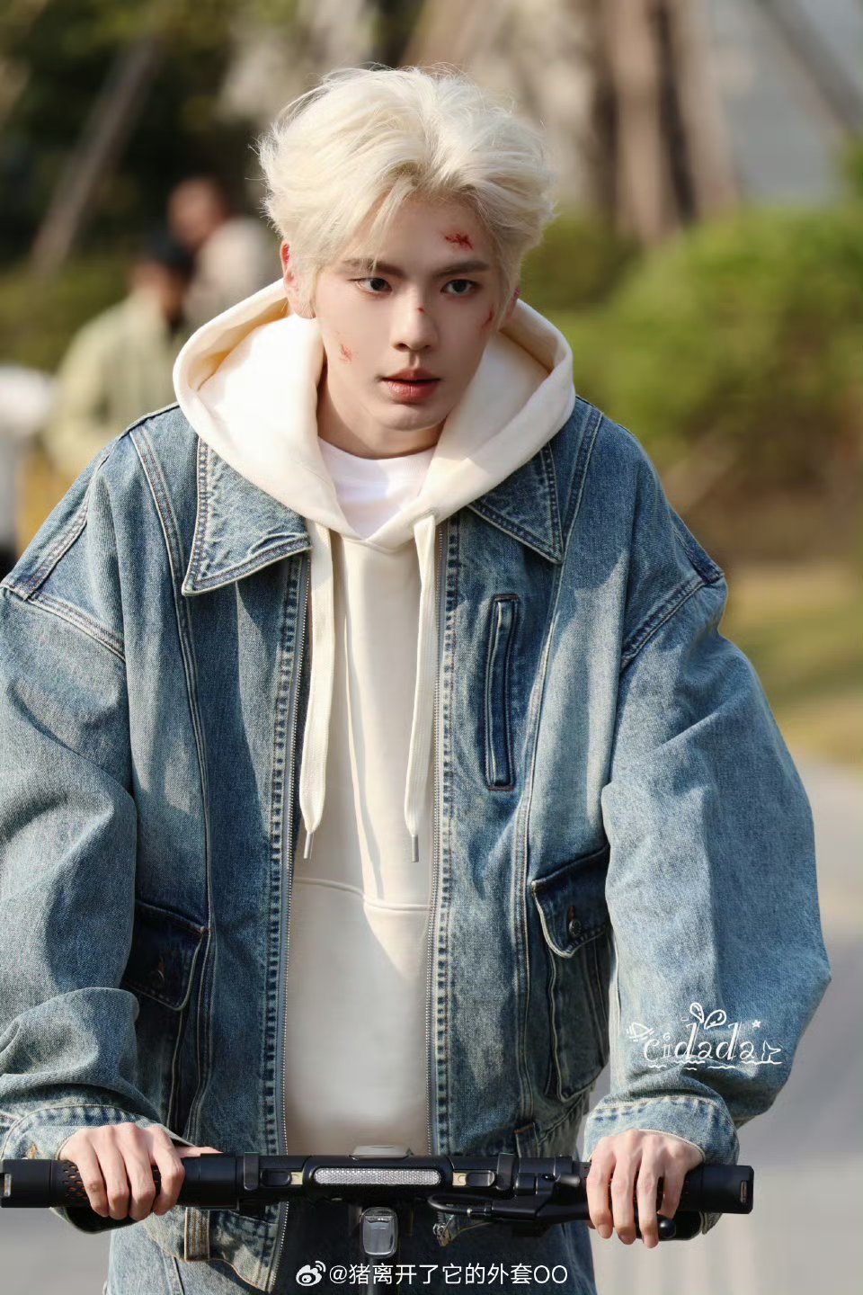 毕雯珺《黎明前他会归来》裴川银发战损妆路透，撕漫男！！