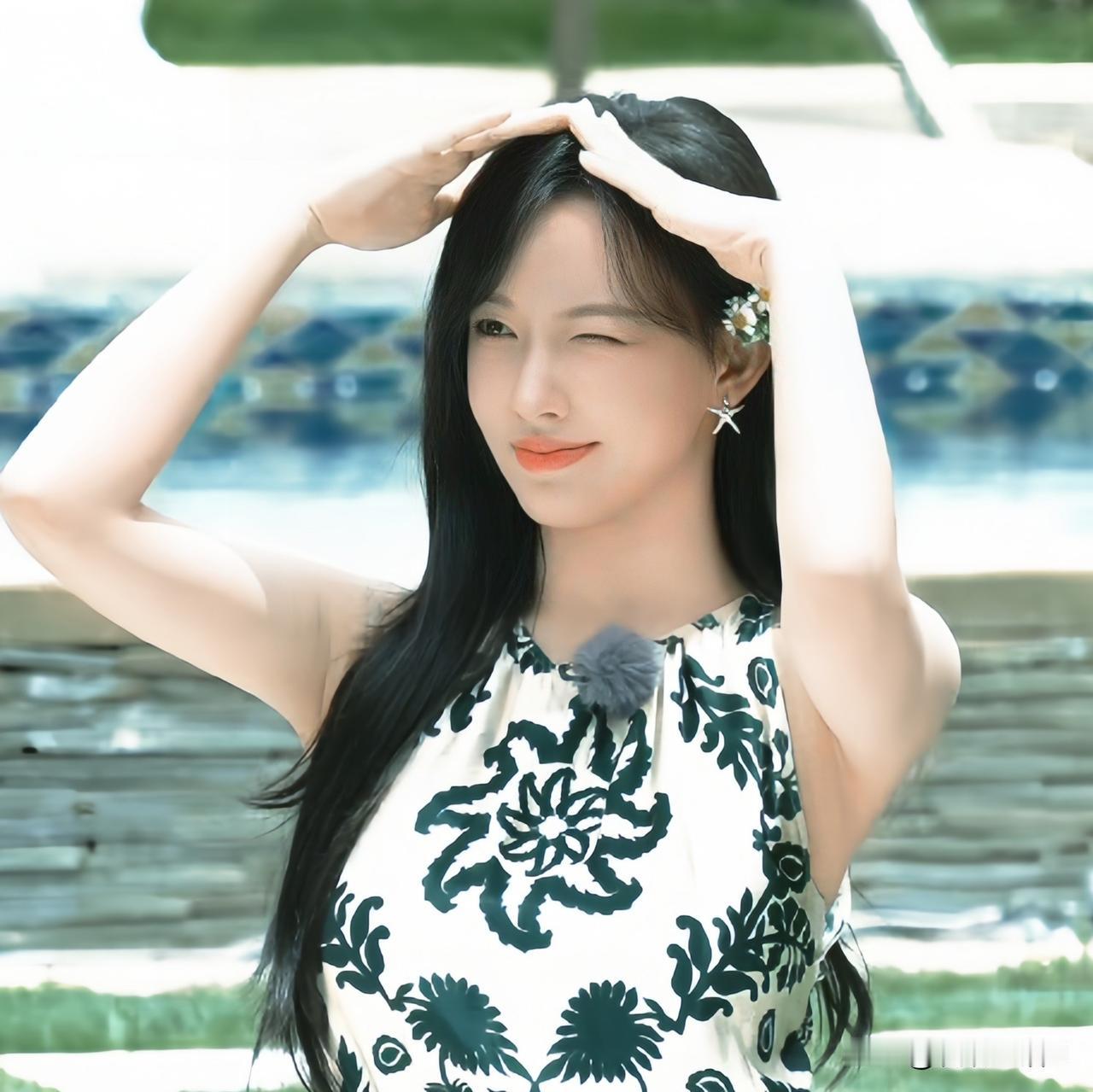 程潇因其空灵梦幻的气质，及其灵动飘逸的表演，被称为“精灵仙子”。

她在《灵域》