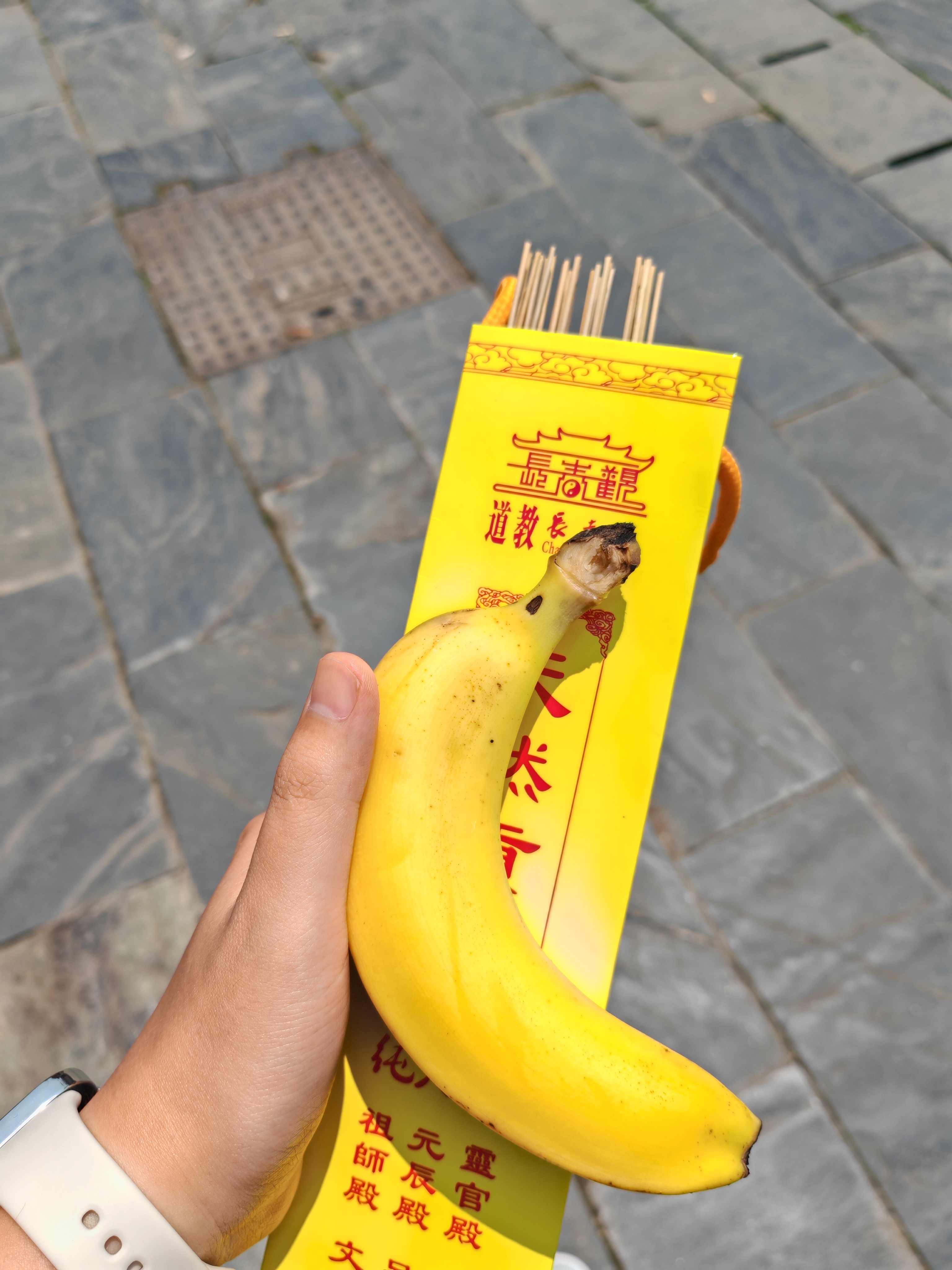 趁着工作间隙，紧急来发个生日贺电！今天观里人好多好热。财神殿刚好在重新修缮，放下