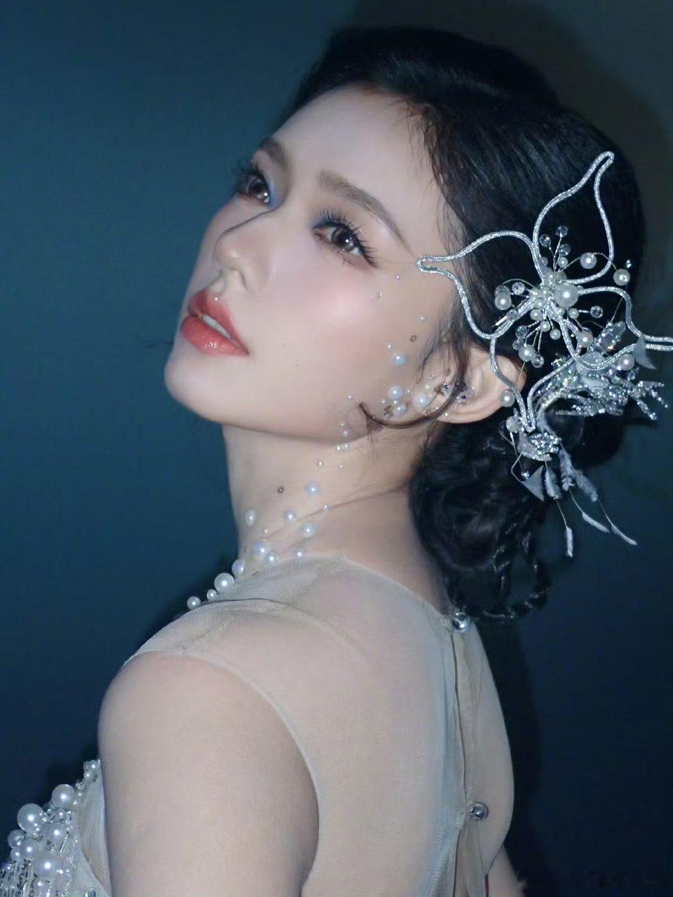 林允说自己紧张到想哭林允说自己紧张到想哭，但舞台上的她完全看不出来～ 脸蛋美到犯