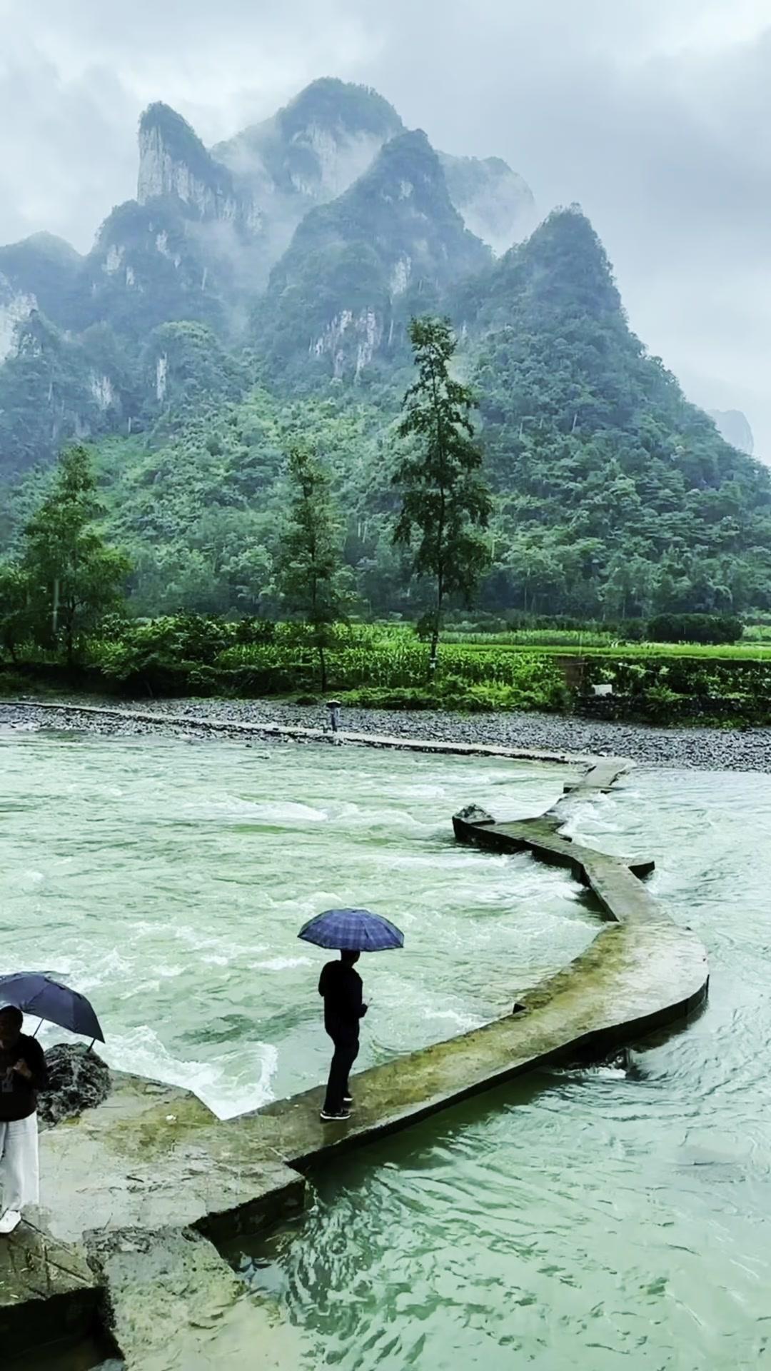 🌿德茹村的山间清风治愈了积攒半年的疲惫。坐在山巅青石上，听着树叶沙沙声，看云影