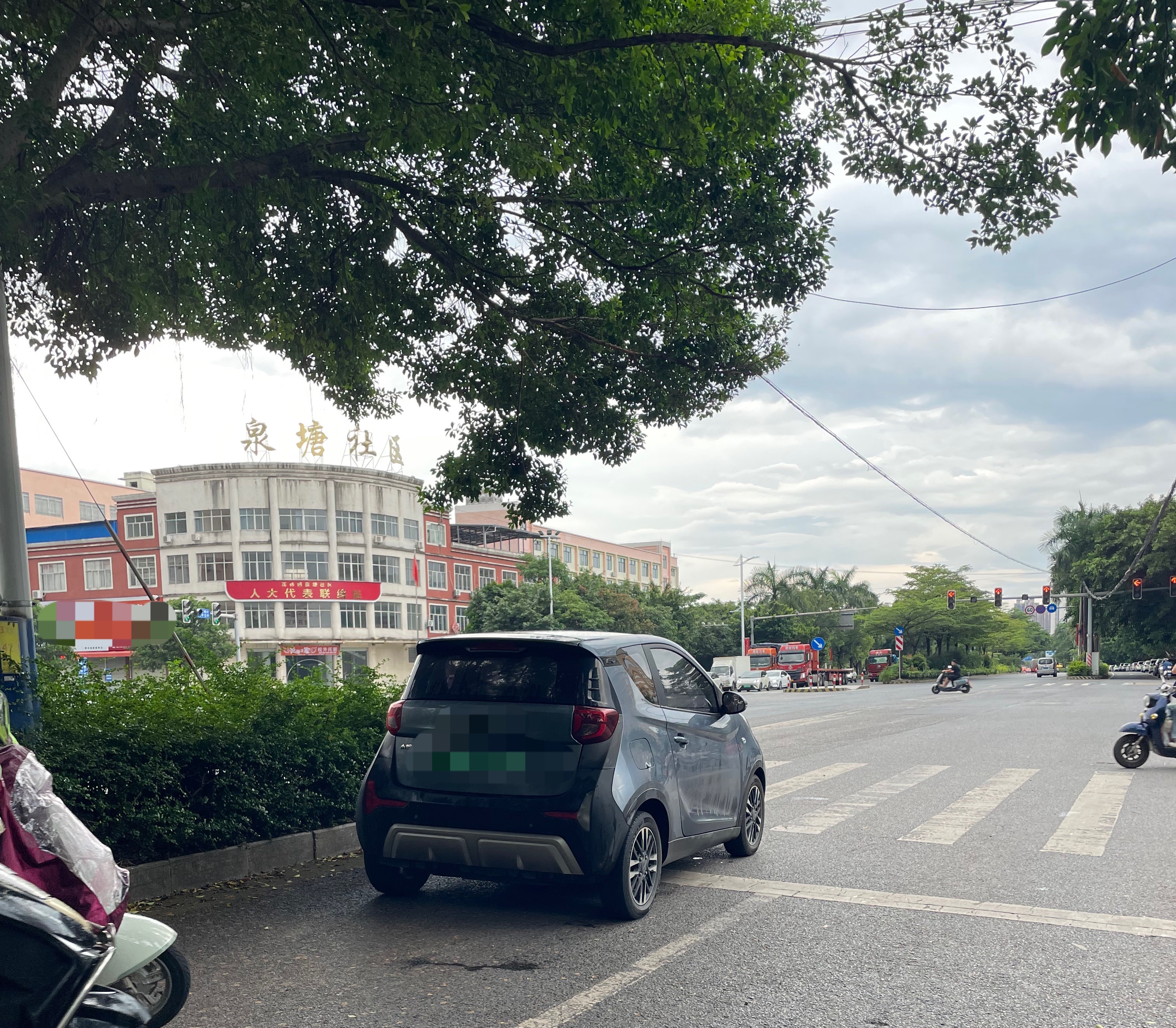 7月23日，网友反映：玉林秀水路口汽车走非机动车道有多严重。这路口的交通也是乱，