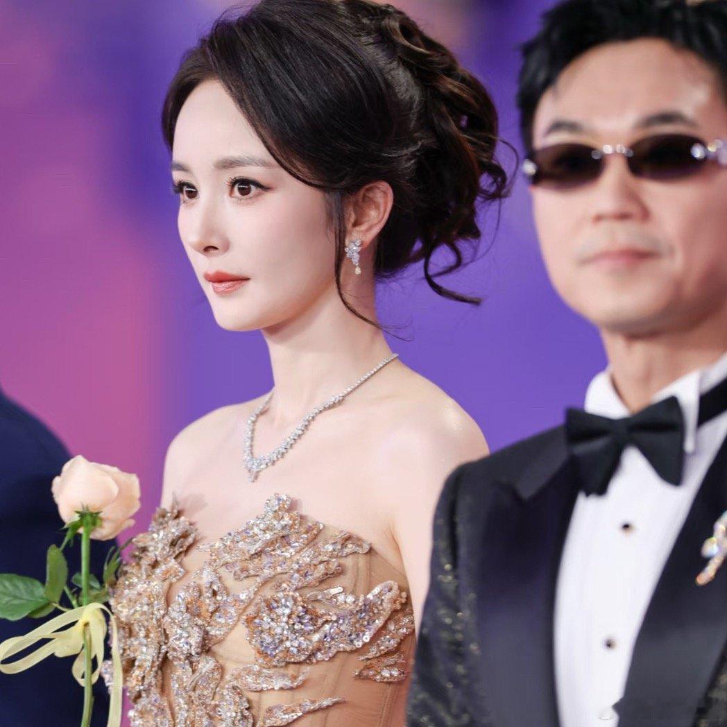 杨幂我早已是常青树时光流转十余载，行业浪潮更迭不停，有人来去匆匆，唯有杨幂始终稳