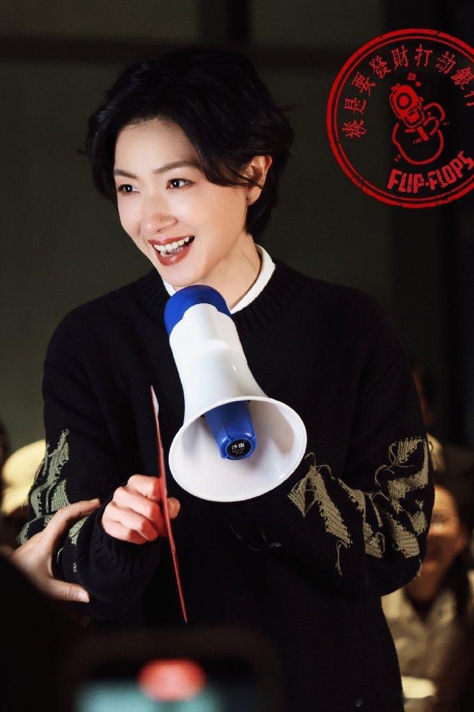 万茜好明媚的一张脸万茜身上有一种独特的明媚气质，不管是在热闹的场合还是安静的角落