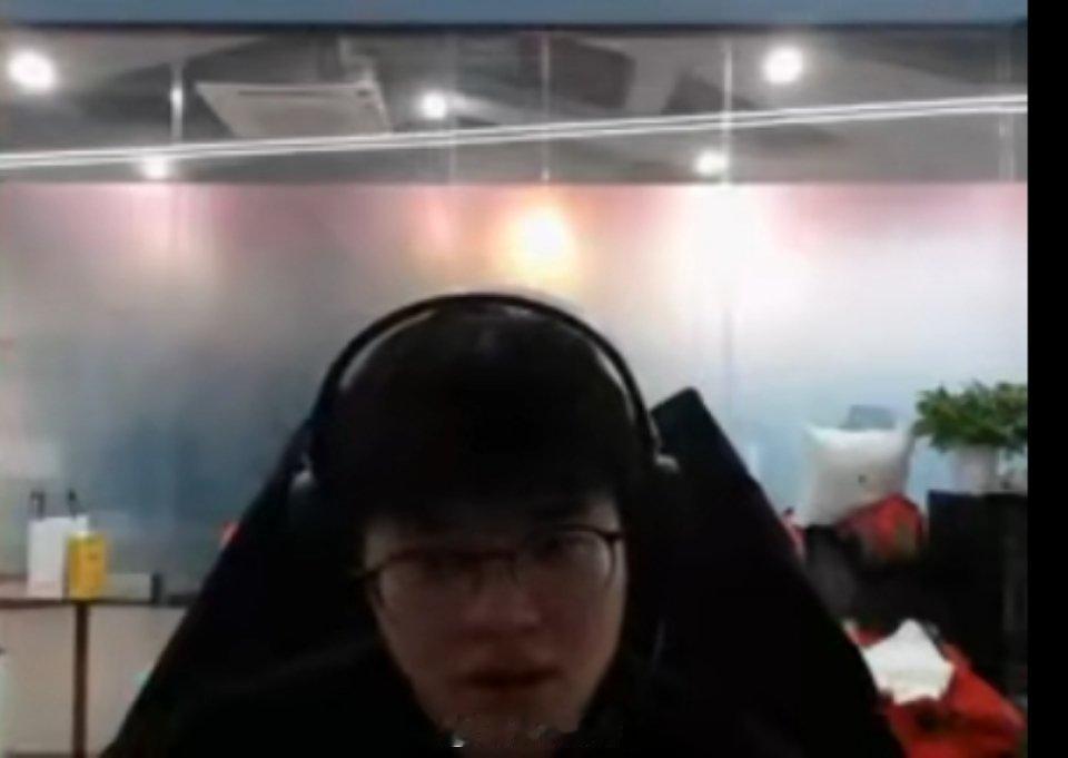 Xun直播时透露年前BLG要打五场比赛[哆啦A梦吃惊]
疑似大部分队伍都要打五场