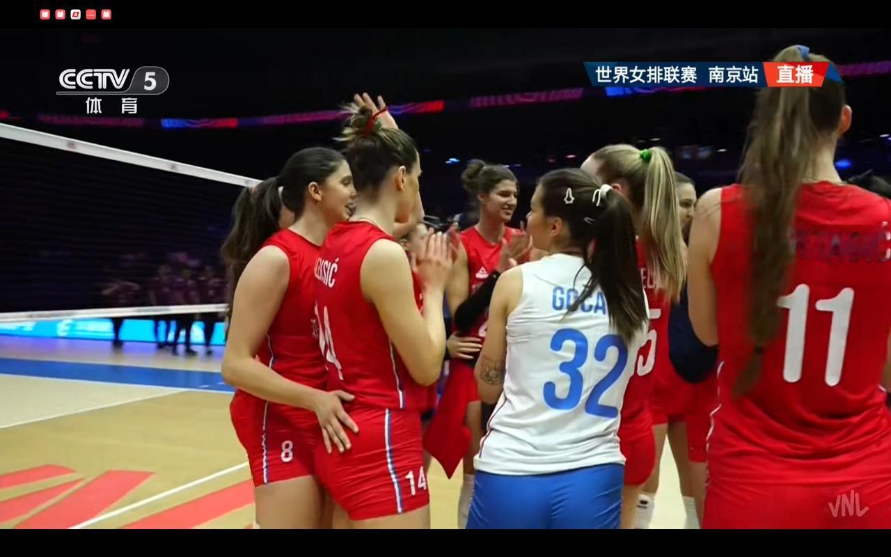 塞尔维亚3：0零封泰国女排。

乌泽拉茨率领的塞尔维亚女排凭借身高优势，以攻发球