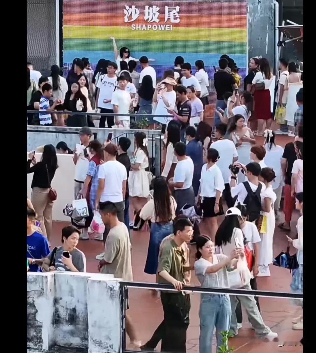 哇塞，人山人海！国庆第一天，首批来厦旅游的游客已到位！据说他们都会去鼓浪屿、厦大