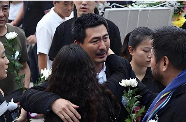 泪目！演员张子健被妻子拿菜刀逼离婚净身出户，9年后前妻去世才知真相，43岁患癌瞒