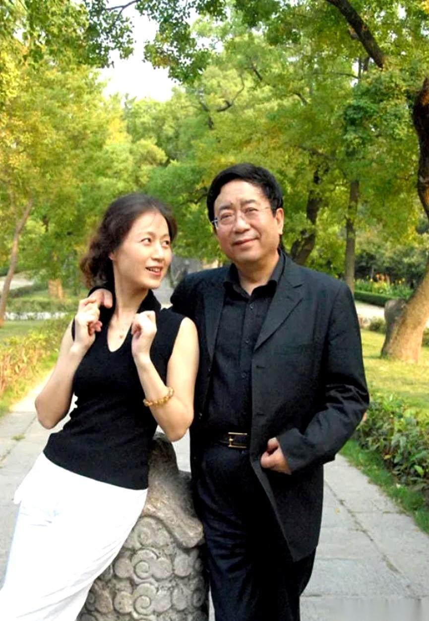 1992年，新婚之夜。余秋雨对着小他16岁的明星妻子马兰，没有说情话，反而郑重地