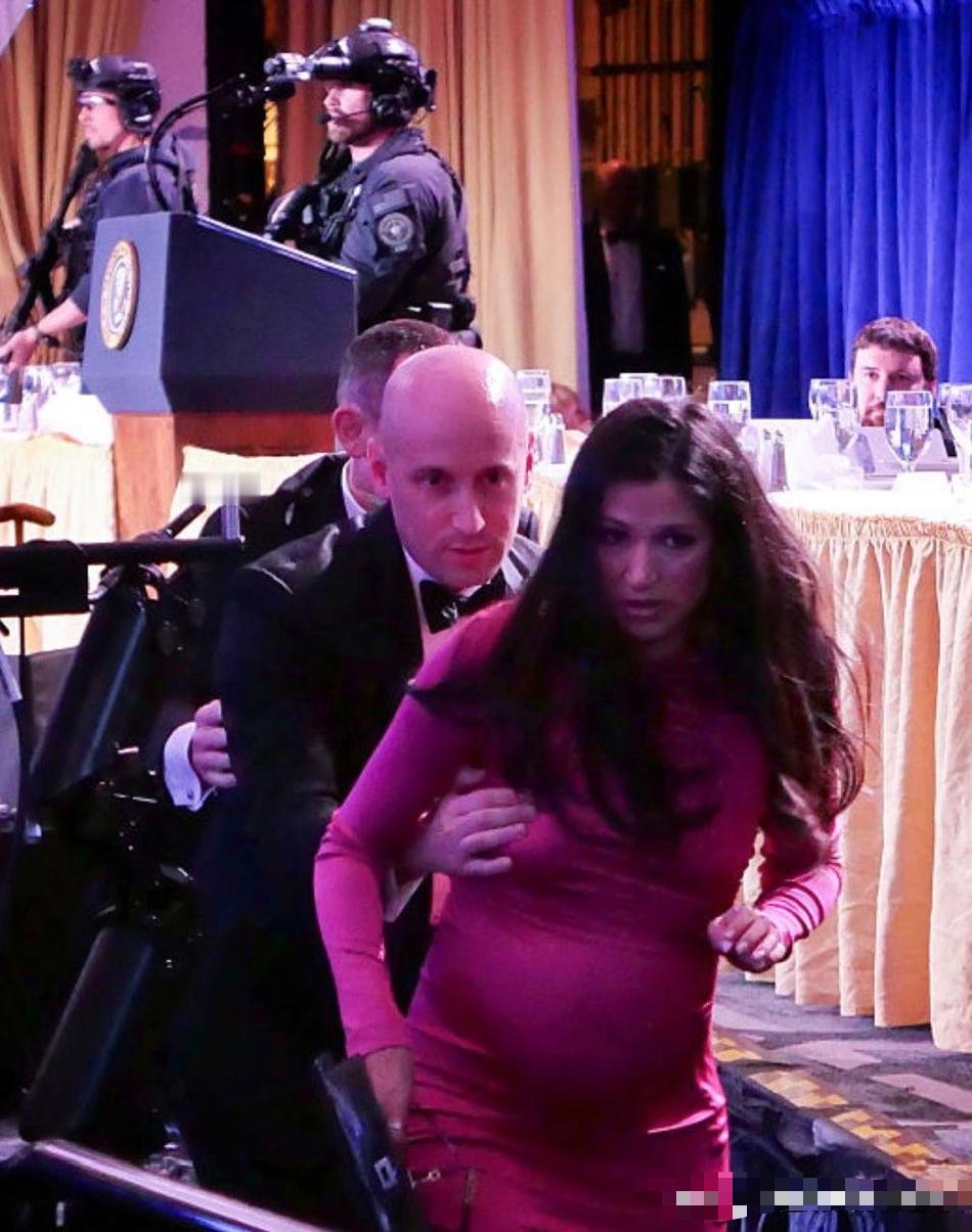 白宫枪响那一刻，斯蒂芬·米勒做出了他政治生涯里最丢人的一个动作——把怀孕的妻子推