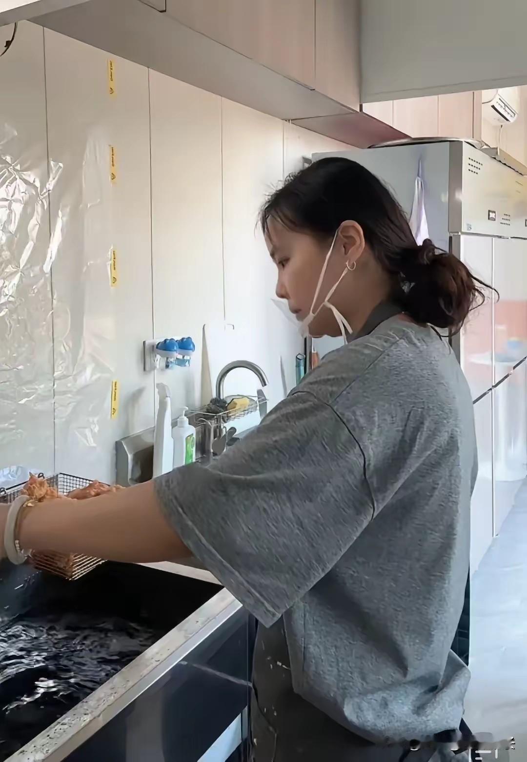 有杜粉心疼小熊奉劝许粉，
一个寡妇带着个孩子不易，
生活捉襟见肘，
一个柔弱女子