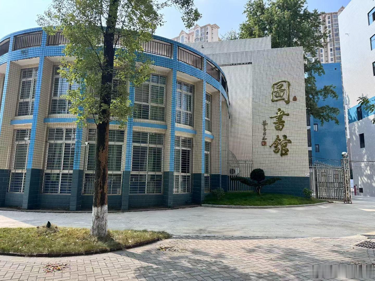 最好的年纪，最好的我们，恰逢其时，安安静静的看会书吧。 ​​​
