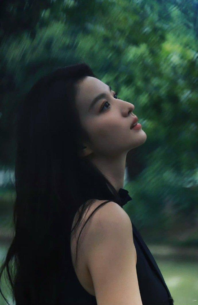王楚然我是真的有点晕腿了王楚然这身西装半身裙造型太戳人，优越头身比尽显女神气质，